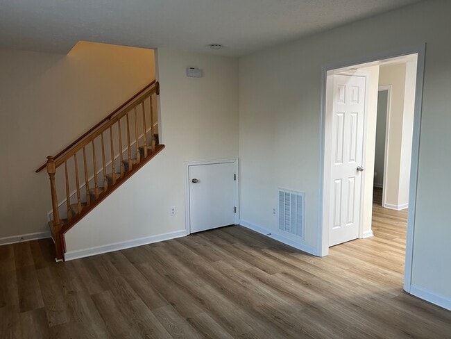 Living Room - Holly Run Apartments