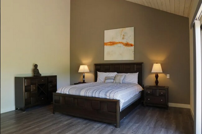 Building Photo - Newly Remodeled, Furnished 3 bed / 2.5 bat...