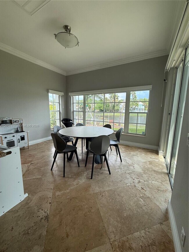 Building Photo - 1070 Capistrano