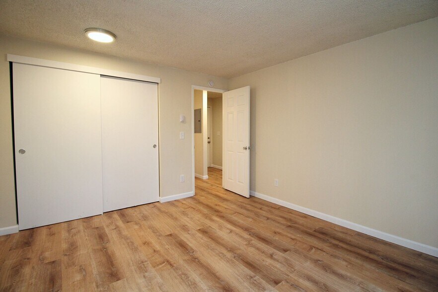 Building Photo - 5704 SW Beaverton Hillsdale Hwy