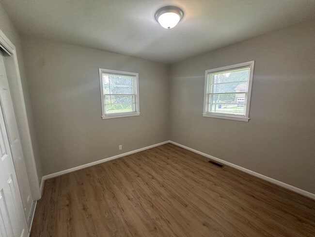 Building Photo - Charming Home in Saks