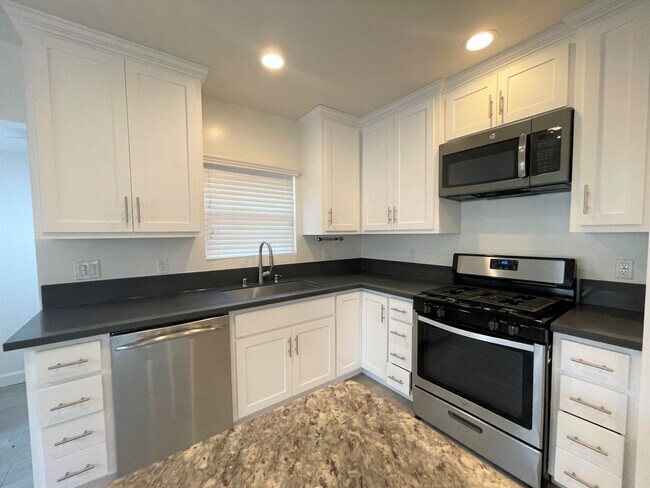 Building Photo - Remodeled Midtown Apartment w/Air Conditio...