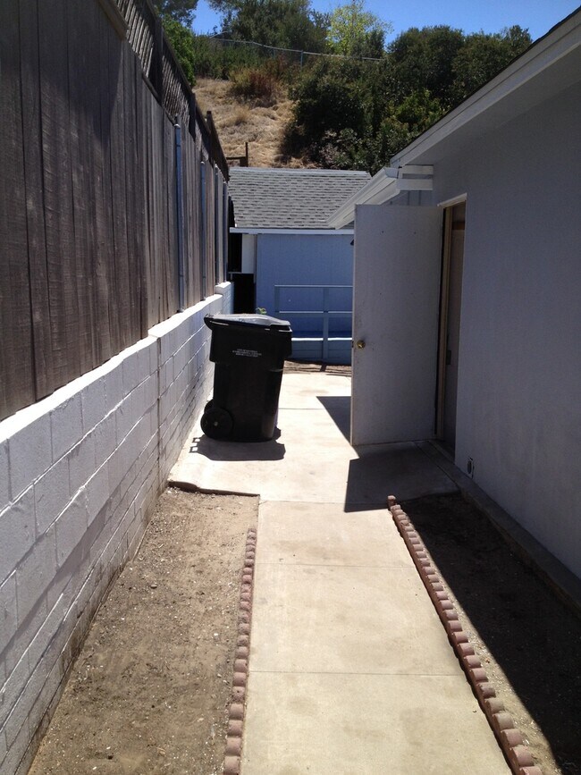 Building Photo - Centrally Located 3/1