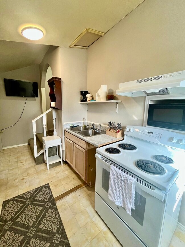 Building Photo - 1410 Rosewood Dr