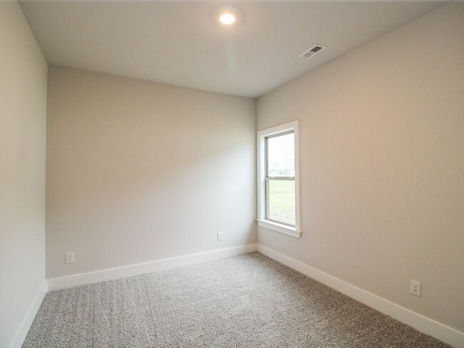 Building Photo - NEW Townhome corner unit in excellent loca...