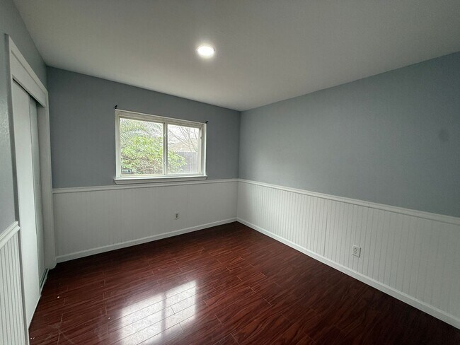 Building Photo - Bright Updated Single Story Home