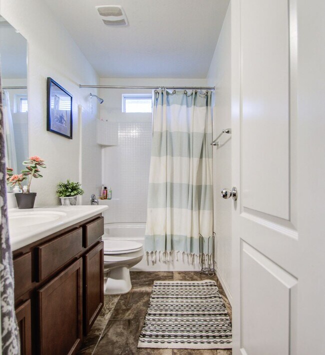 Building Photo - Cooley Station Stunning 3 bedroom!