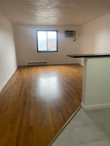 Building Photo - 224 Main St