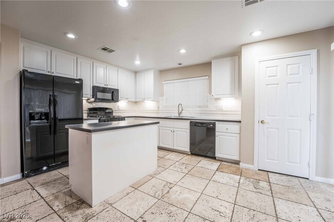 Building Photo - 736 Anacapri St