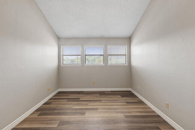 Building Photo - 6525 Hart Ln