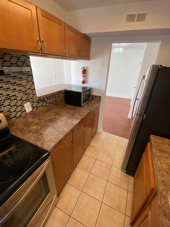 Building Photo - 2bd/1ba garden apartment; 706 sq.ft. $1500...