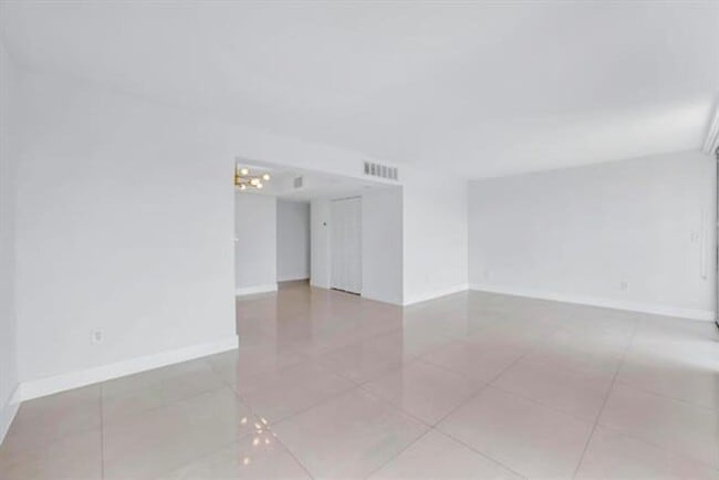 Building Photo - 9240 Fontainebleau Blvd