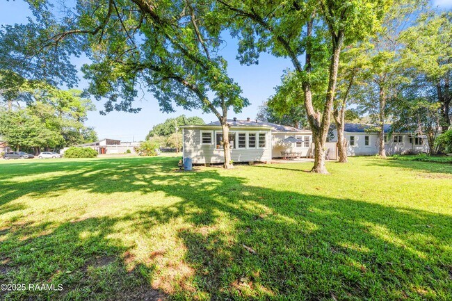 Building Photo - 107 Acadian Dr