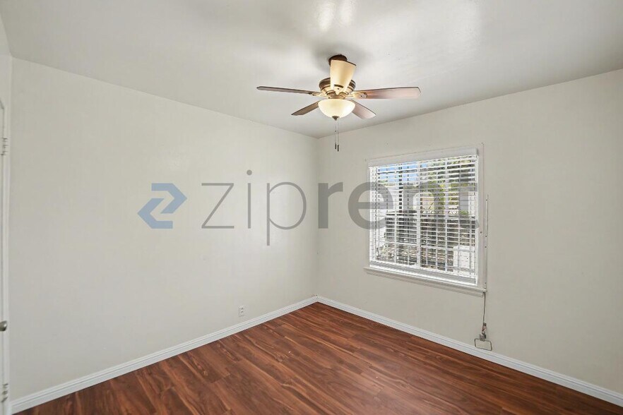 Building Photo - Unit