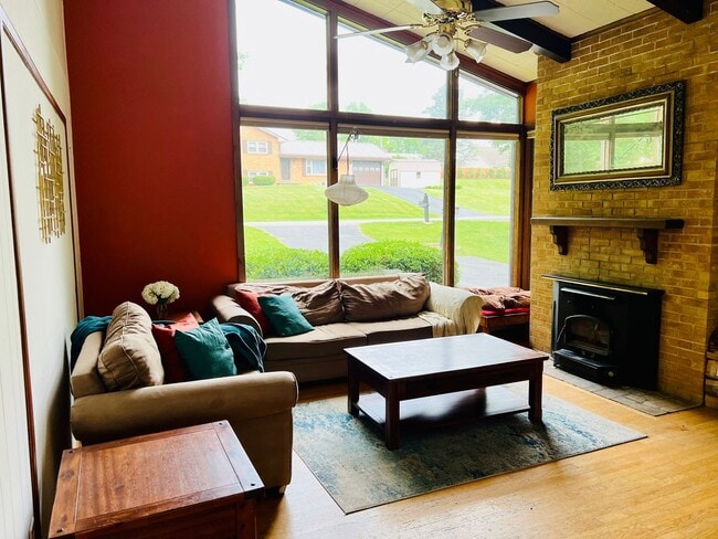 Building Photo - Charming 3 Bedroom Christiansburg Home
