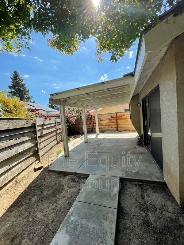 Building Photo - 1345 E Castleview Dr