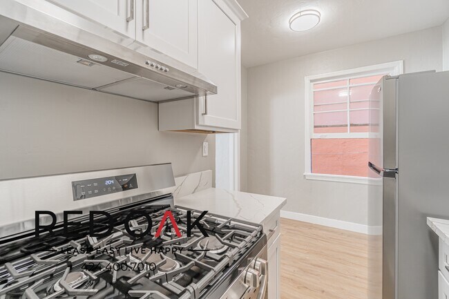 Building Photo - 630 S Dunsmuir Ave