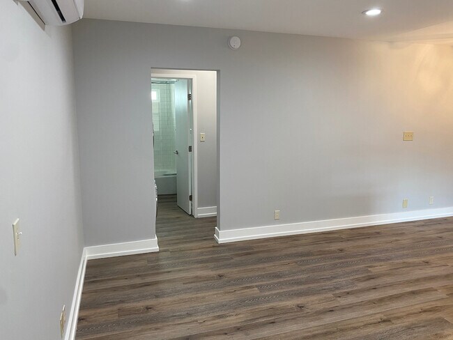 Building Photo - 14954 Moorpark St