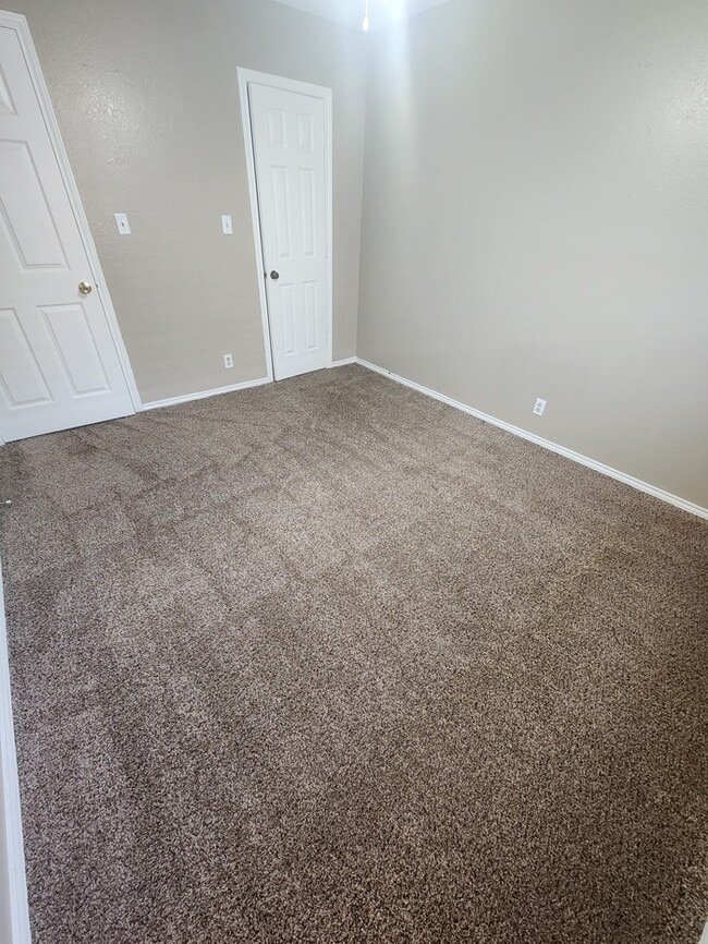 Building Photo - 3 bed 2 bath home, 2 car garage, 2 living areas!