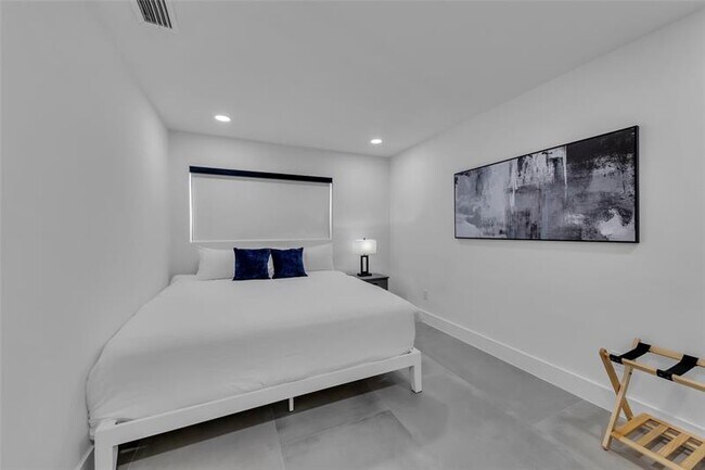 Building Photo - 160 SE 3rd Ct