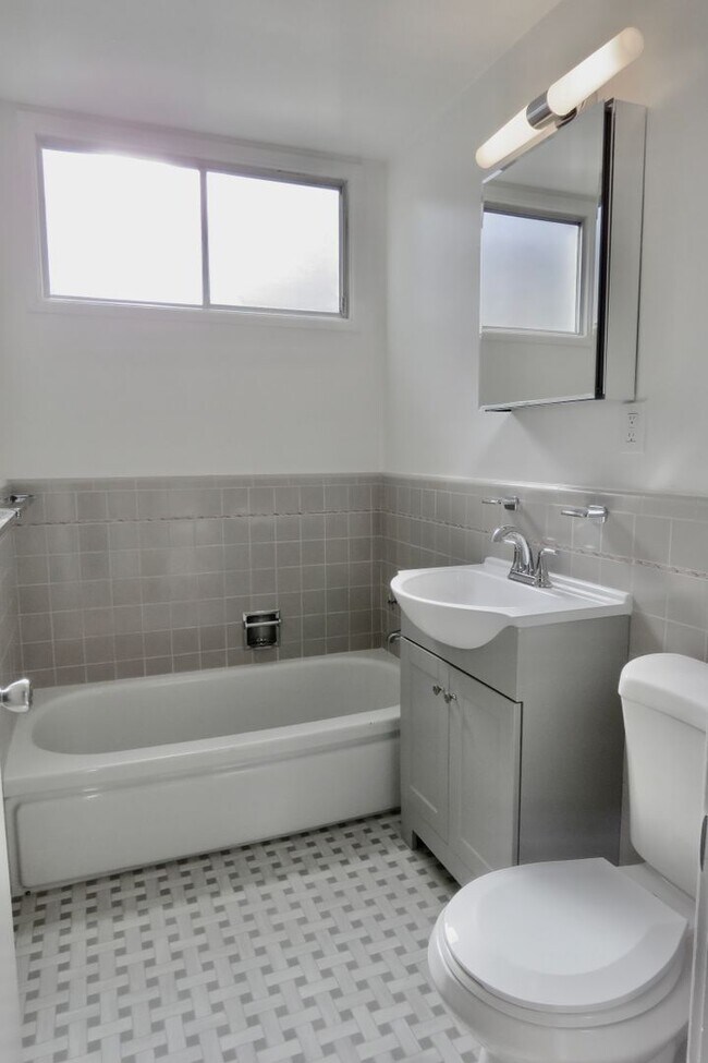 Building Photo - 52 Oakmont Dr