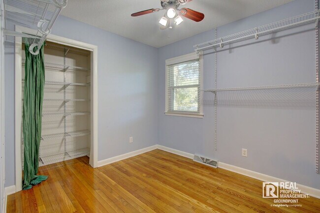 Building Photo - 209 Chucker Dr