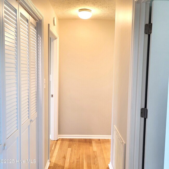 Building Photo - 62 Pine Ridge Dr