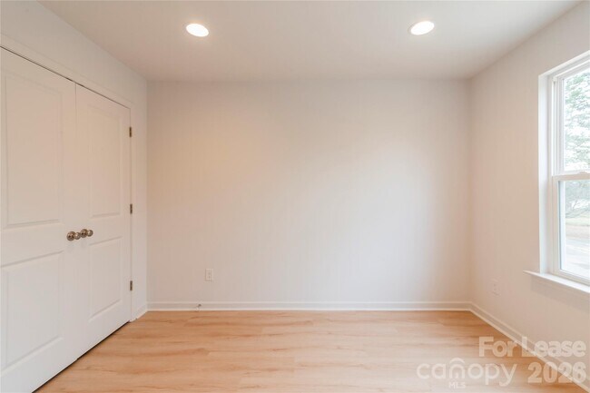Building Photo - 2719 Capitol Dr