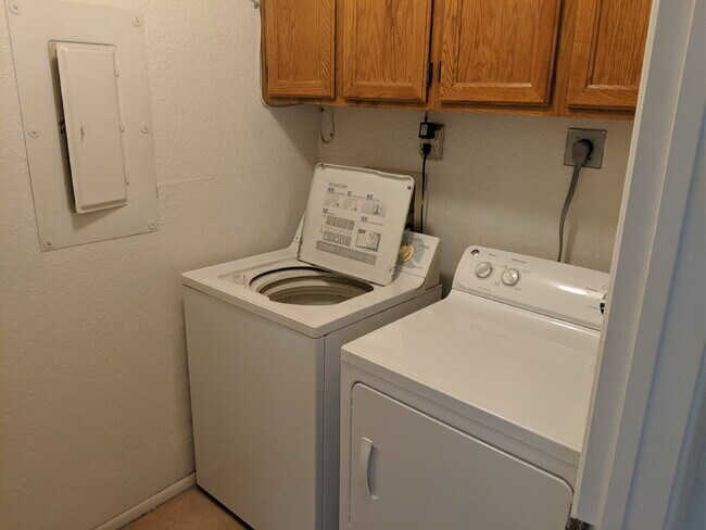 Building Photo - 3 Bedroom 2 Bathroom near ASU! I
