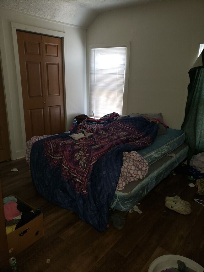 Building Photo - 3 BR 1 1/2 Bath 2 Story Available Now!