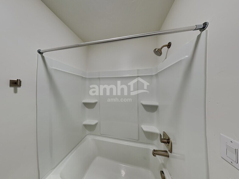 Building Photo - 6776 Silver Creek Dr