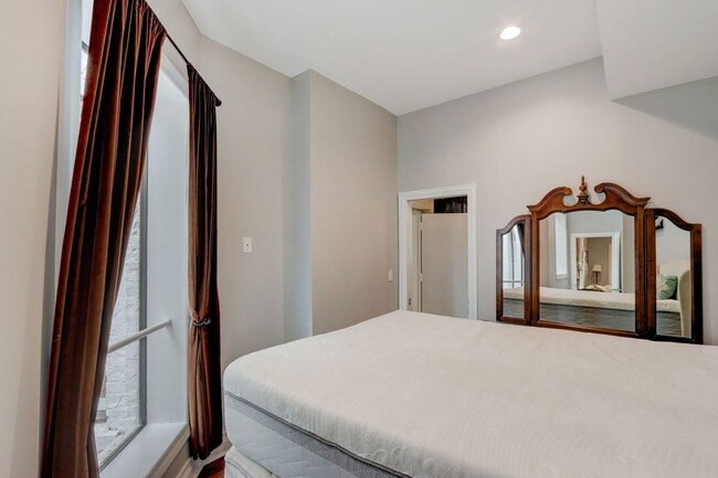 Building Photo - 22 W Ontario St