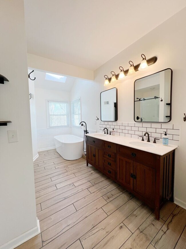 Building Photo - Stunning 4-Bedroom Home in Overland Park!