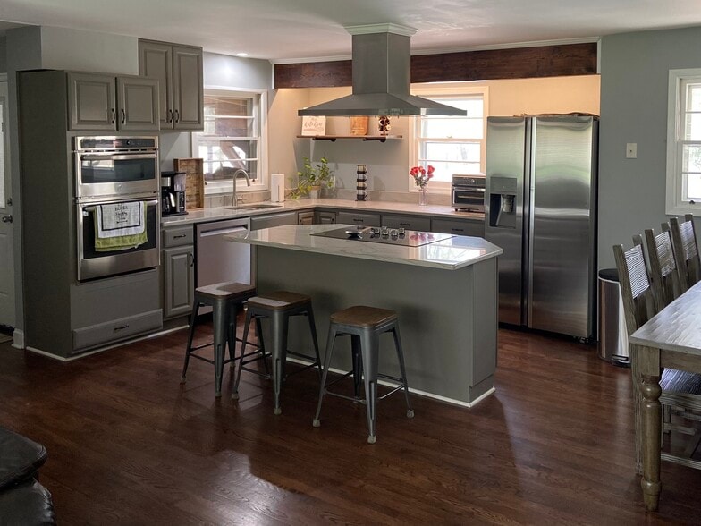Main kitchen - 3300 Decker Pl