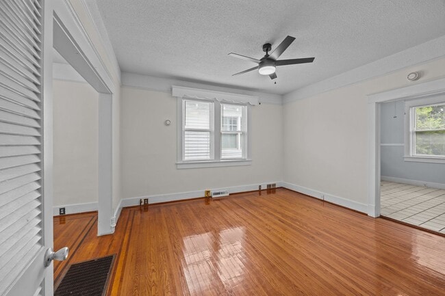 Building Photo - Incredibly Well Maintained & Beautiful Hom...
