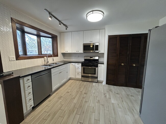 Building Photo - 946 E Grant Dr