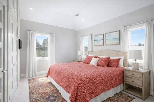 Building Photo - 14 Barns Ln