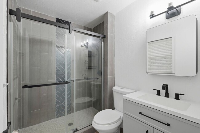 Building Photo - Roomy 3 bedroom 2 bath with great fenced yard