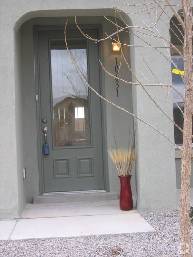 Building Photo - Beautiful Home in Gated Community w/pool
