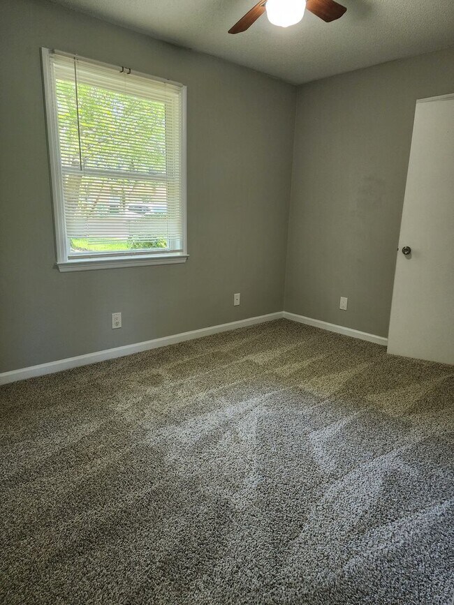 Building Photo - 1336 Whitfield Park Dr