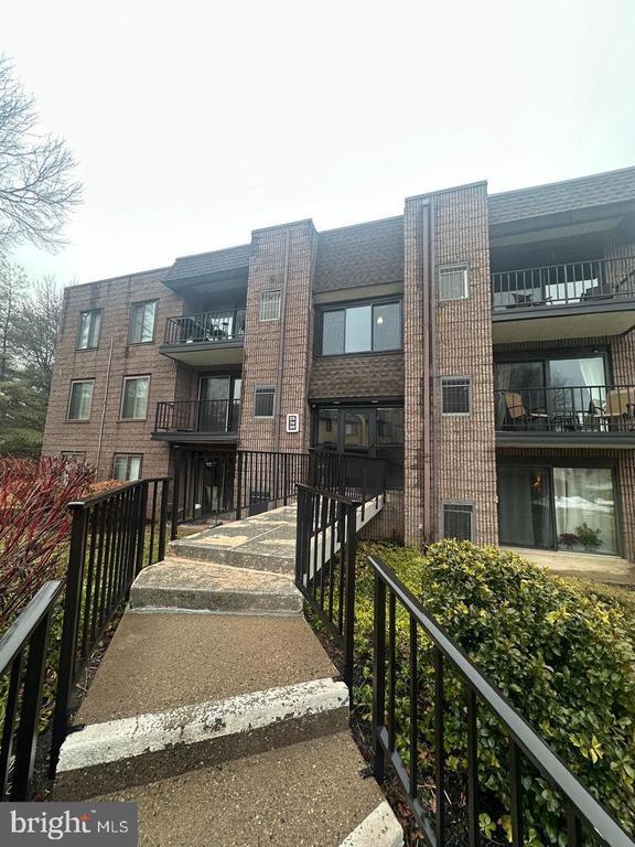 Building Photo - 75 Oakridge Dr