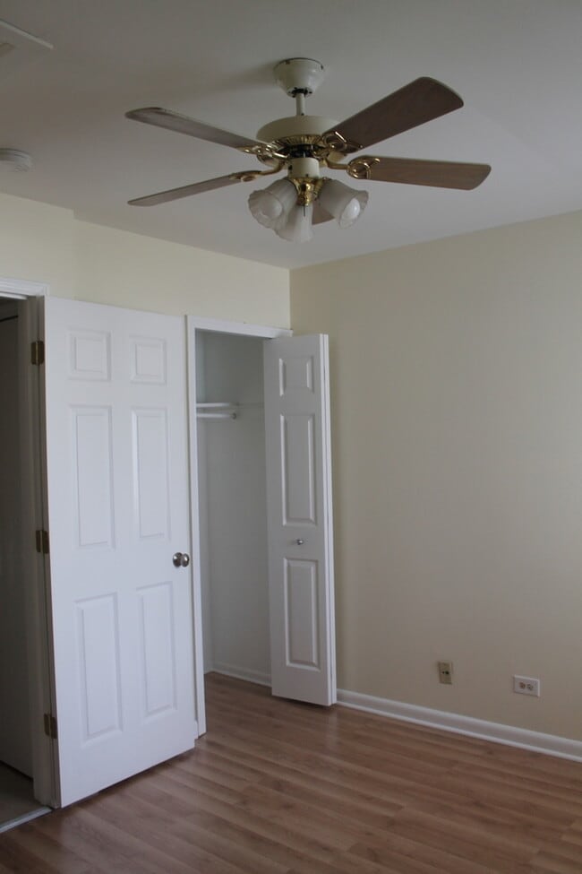 Building Photo - 440 Meadow Green Ln