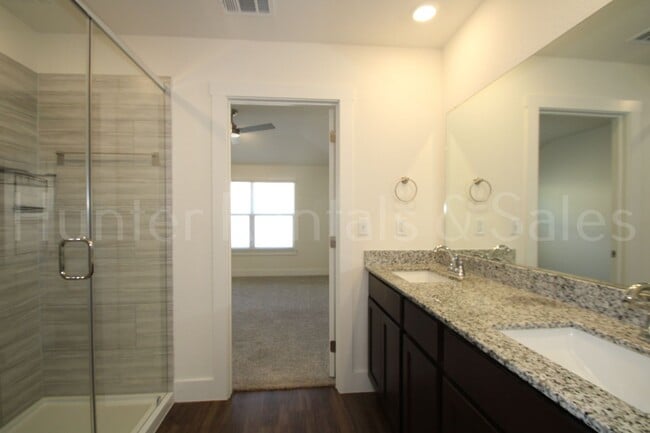 Building Photo - Newer Modern Cove 4 Bedroom