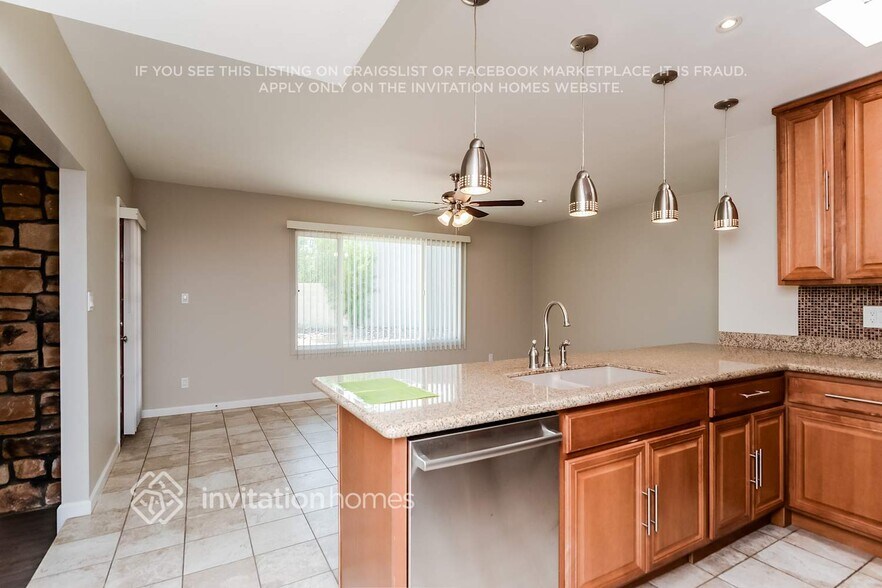 Building Photo - 4907 S Park Dr