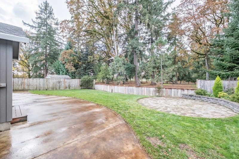 Building Photo - 918 NE Oakmont Loop