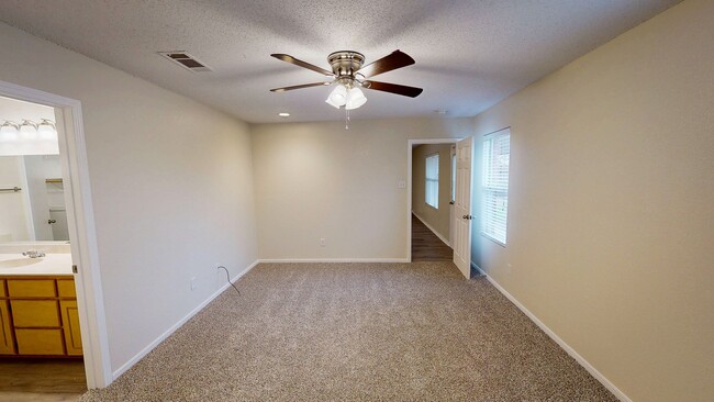 Building Photo - 2 Weeks Free Rent Move-In Special! Locatio...