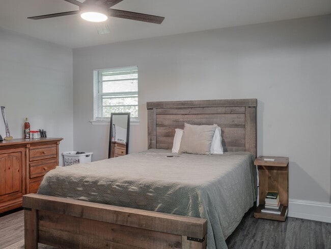 Building Photo - 411 College Blvd