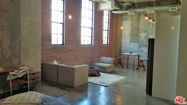 Building Photo - 691 Mill St