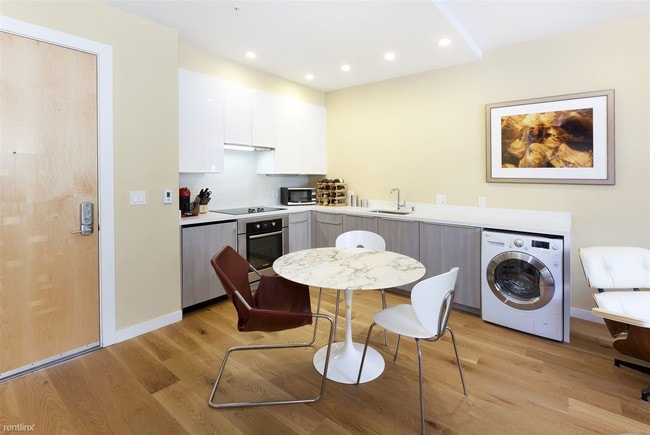 Building Photo - 300 Ivy St