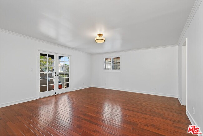 Building Photo - 322 25th St